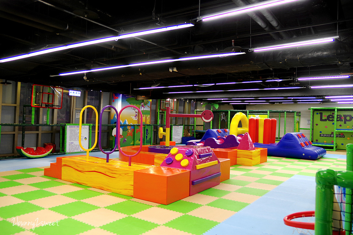 [台北。親子餐廳] 跳跳蛙親子運動餐廳 Leap Frog~室內的兒童版百戰百勝關卡，攀岩、爬坡、跳跳床、旋轉單槓、倉鼠滾輪、溜索…小朋友運動不用看天氣｜京華城｜室內樂園｜雨天遛小孩 @兔兒毛毛姊妹花