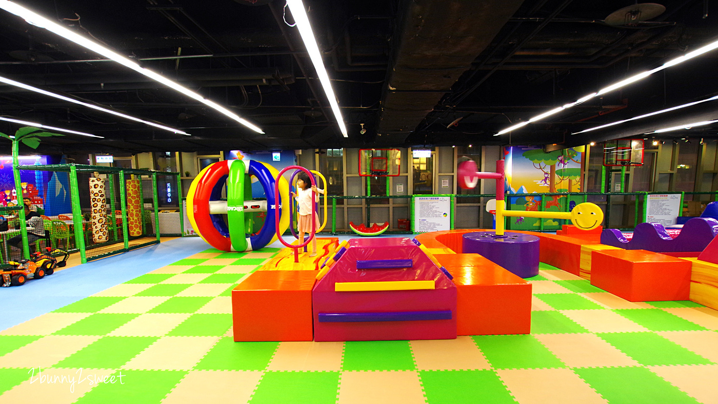 [台北。親子餐廳] 跳跳蛙親子運動餐廳 Leap Frog~室內的兒童版百戰百勝關卡，攀岩、爬坡、跳跳床、旋轉單槓、倉鼠滾輪、溜索…小朋友運動不用看天氣｜京華城｜室內樂園｜雨天遛小孩 @兔兒毛毛姊妹花