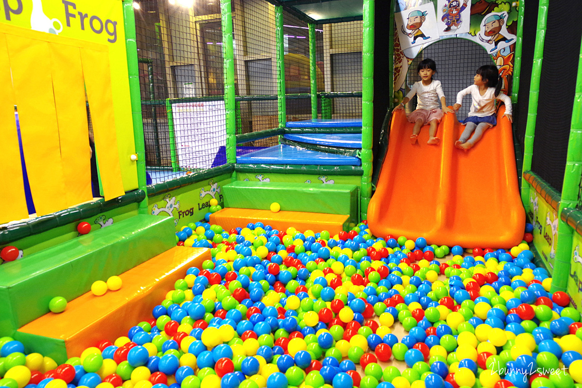[台北。親子餐廳] 跳跳蛙親子運動餐廳 Leap Frog~室內的兒童版百戰百勝關卡，攀岩、爬坡、跳跳床、旋轉單槓、倉鼠滾輪、溜索…小朋友運動不用看天氣｜京華城｜室內樂園｜雨天遛小孩 @兔兒毛毛姊妹花