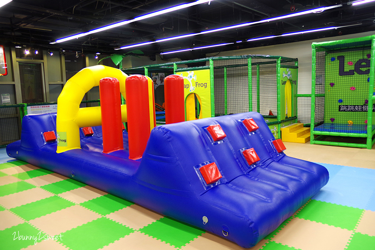 [台北。親子餐廳] 跳跳蛙親子運動餐廳 Leap Frog~室內的兒童版百戰百勝關卡，攀岩、爬坡、跳跳床、旋轉單槓、倉鼠滾輪、溜索…小朋友運動不用看天氣｜京華城｜室內樂園｜雨天遛小孩 @兔兒毛毛姊妹花