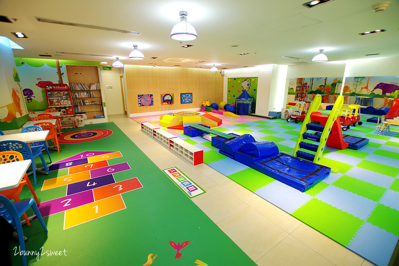 [台北。親子餐廳] 跳跳蛙親子運動餐廳 Leap Frog~室內的兒童版百戰百勝關卡，攀岩、爬坡、跳跳床、旋轉單槓、倉鼠滾輪、溜索…小朋友運動不用看天氣｜京華城｜室內樂園｜雨天遛小孩 @兔兒毛毛姊妹花
