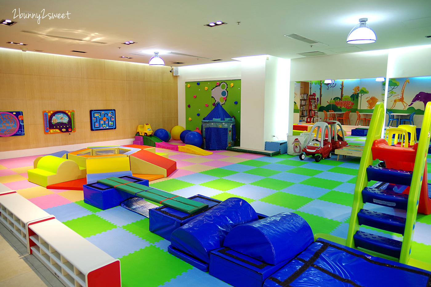 [台北。親子餐廳] 跳跳蛙親子運動餐廳 Leap Frog~室內的兒童版百戰百勝關卡，攀岩、爬坡、跳跳床、旋轉單槓、倉鼠滾輪、溜索…小朋友運動不用看天氣｜京華城｜室內樂園｜雨天遛小孩 @兔兒毛毛姊妹花