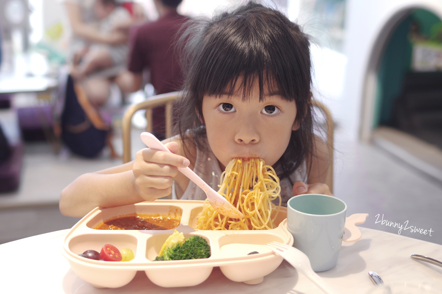 台北親子餐廳》Minime Kids Cafe 親子餐廳～韓系精緻夢幻遊戲區 x 超美味韓式年糕炸雞～台北東區超夢幻親子餐廳 @兔兒毛毛姊妹花