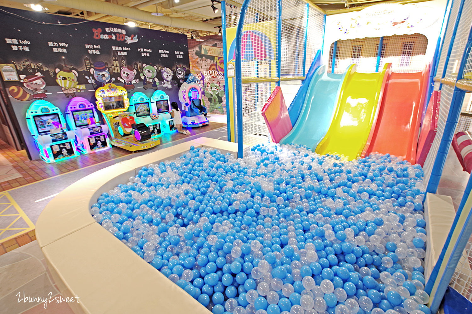 [桃園。室內樂園] 貝兒絲樂園 英倫小鎮主題館～把英倫街道搬進室內樂園，異國風角色扮演扮家家、歡樂球池溜滑梯和溜索鞦韆、潔白米粒沙坑，還結合兒童美髮｜桃園室內景點｜雨天景點 @兔兒毛毛姊妹花