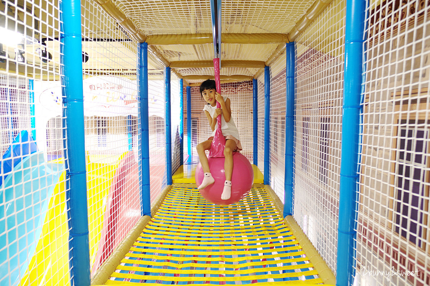 [桃園。室內樂園] 貝兒絲樂園 英倫小鎮主題館～把英倫街道搬進室內樂園，異國風角色扮演扮家家、歡樂球池溜滑梯和溜索鞦韆、潔白米粒沙坑，還結合兒童美髮｜桃園室內景點｜雨天景點 @兔兒毛毛姊妹花