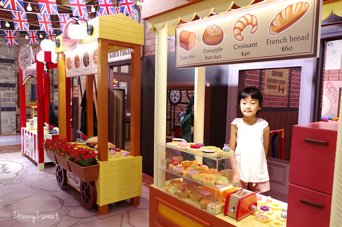 [桃園。室內樂園] 貝兒絲樂園 英倫小鎮主題館～把英倫街道搬進室內樂園，異國風角色扮演扮家家、歡樂球池溜滑梯和溜索鞦韆、潔白米粒沙坑，還結合兒童美髮｜桃園室內景點｜雨天景點 @兔兒毛毛姊妹花