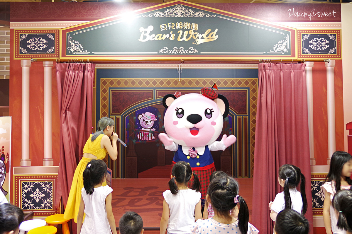 [桃園。室內樂園] 貝兒絲樂園 英倫小鎮主題館～把英倫街道搬進室內樂園，異國風角色扮演扮家家、歡樂球池溜滑梯和溜索鞦韆、潔白米粒沙坑，還結合兒童美髮｜桃園室內景點｜雨天景點 @兔兒毛毛姊妹花