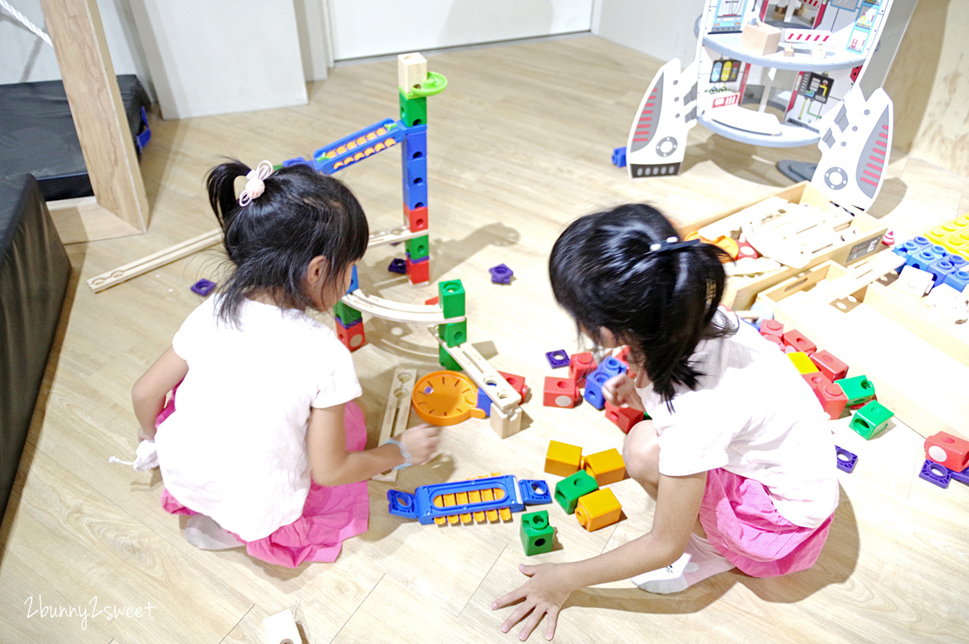 [新竹。室內樂園] 木樂地 Muledy 竹北旗艦館~原木高質感 15 大主題遊戲區～超大沙坑、木質玩具、城堡滑梯、公主禮服…還附設爸爸休息專區～最豪華頂級的親子室內樂園｜雨天景點｜室內景點 @兔兒毛毛姊妹花
