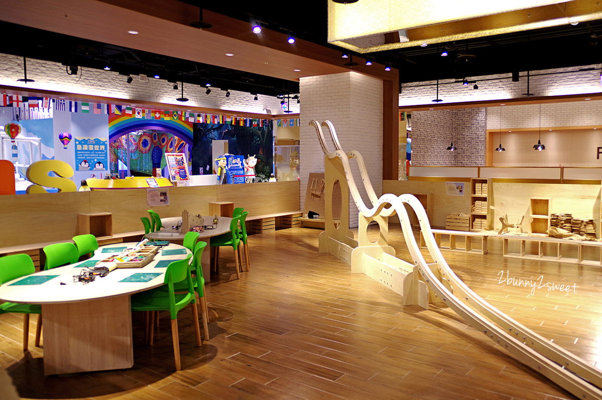 [台北。室內樂園] STEAM LAND～無動力軌道車、Strawbees 立體吸管建築、紙箱城堡、軌道球和多種積木～透過手作 DIY 和遊戲來學科學玩創意的好地方｜室內景點｜雨天景點 @兔兒毛毛姊妹花
