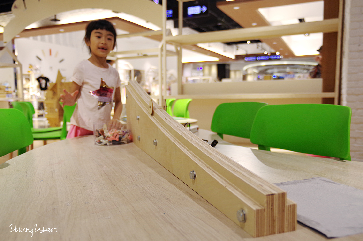 [台北。室內樂園] STEAM LAND～無動力軌道車、Strawbees 立體吸管建築、紙箱城堡、軌道球和多種積木～透過手作 DIY 和遊戲來學科學玩創意的好地方｜室內景點｜雨天景點 @兔兒毛毛姊妹花
