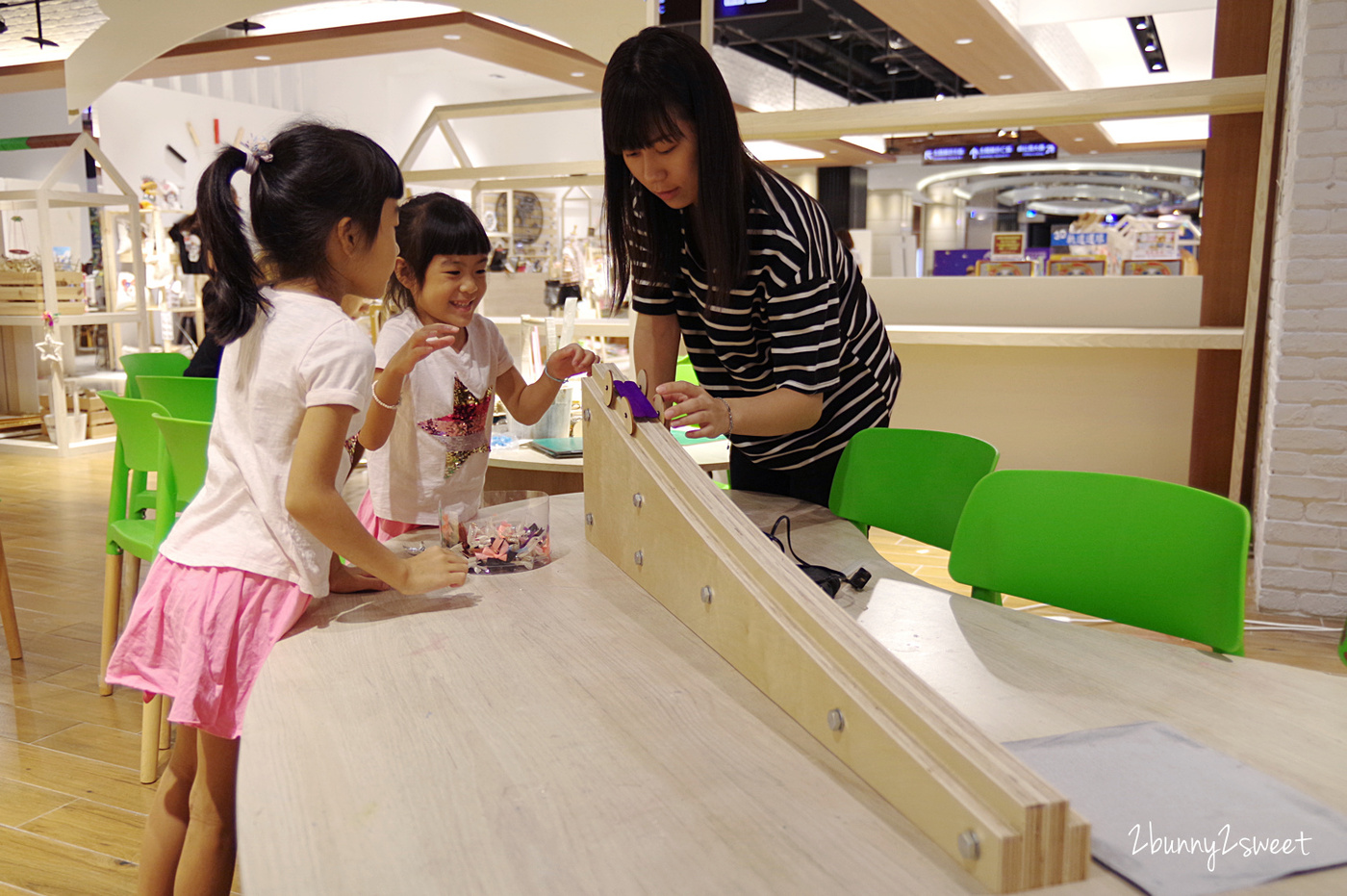 [台北。室內樂園] STEAM LAND～無動力軌道車、Strawbees 立體吸管建築、紙箱城堡、軌道球和多種積木～透過手作 DIY 和遊戲來學科學玩創意的好地方｜室內景點｜雨天景點 @兔兒毛毛姊妹花