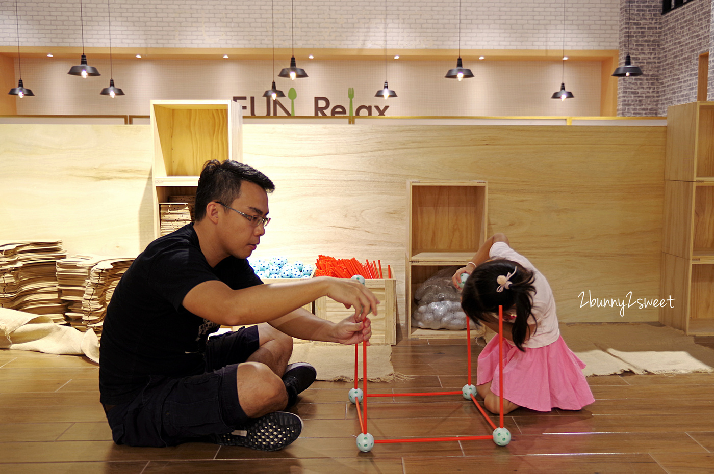 [台北。室內樂園] STEAM LAND～無動力軌道車、Strawbees 立體吸管建築、紙箱城堡、軌道球和多種積木～透過手作 DIY 和遊戲來學科學玩創意的好地方｜室內景點｜雨天景點 @兔兒毛毛姊妹花