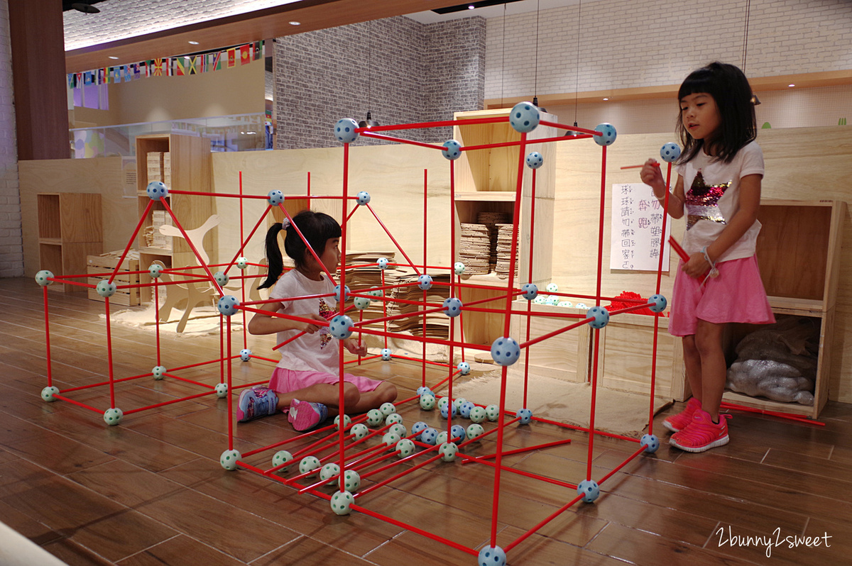 [台北。室內樂園] STEAM LAND～無動力軌道車、Strawbees 立體吸管建築、紙箱城堡、軌道球和多種積木～透過手作 DIY 和遊戲來學科學玩創意的好地方｜室內景點｜雨天景點 @兔兒毛毛姊妹花