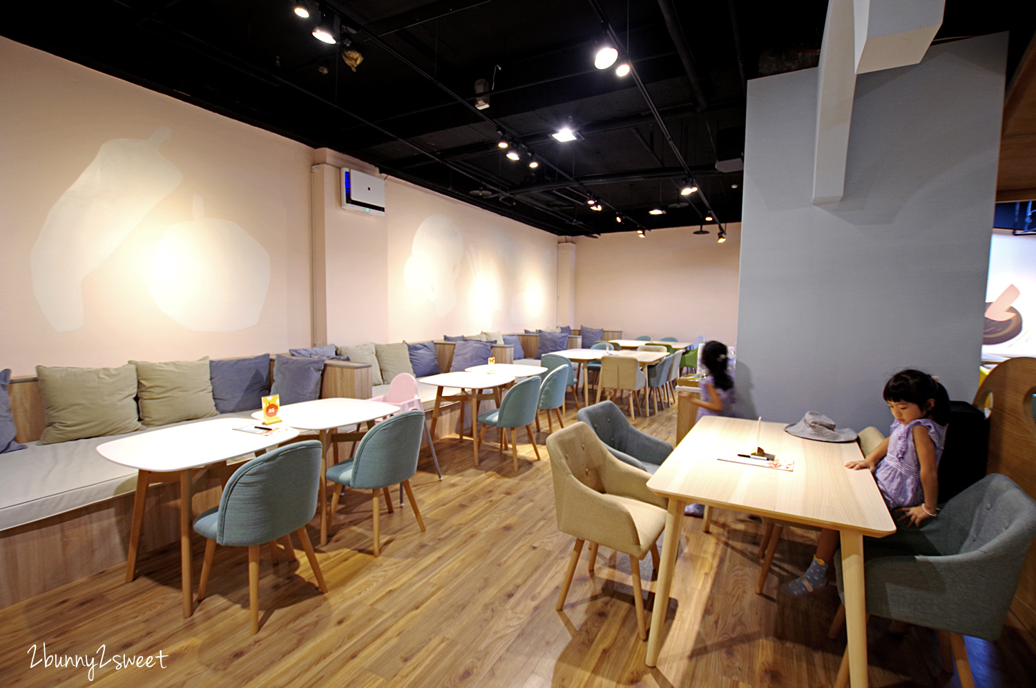 [台中。親子餐廳] 小食課 Little Diner 親子友善廚房～PIZZA、鬆餅、鮮果汁，自己的餐點自己做～注重食育、採用產銷履歷完整新鮮優質食材做美味料理的高質感親子餐廳 (玩劇島旁) @兔兒毛毛姊妹花