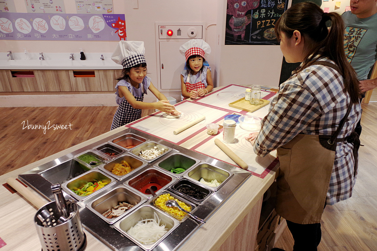 [台中。親子餐廳] 小食課 Little Diner 親子友善廚房～PIZZA、鬆餅、鮮果汁，自己的餐點自己做～注重食育、採用產銷履歷完整新鮮優質食材做美味料理的高質感親子餐廳 (玩劇島旁) @兔兒毛毛姊妹花