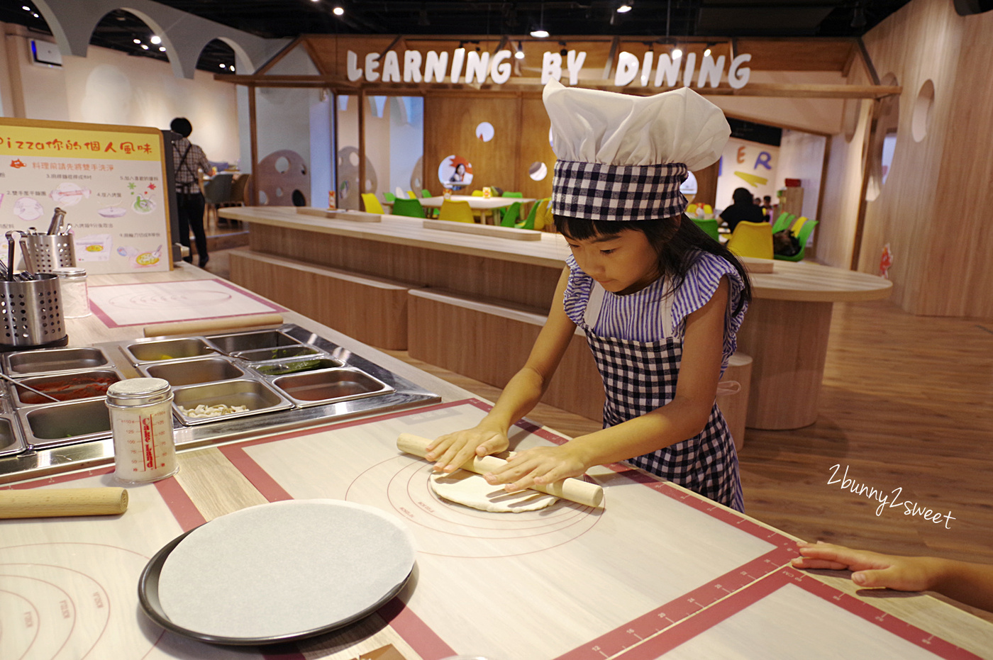 [台中。親子餐廳] 小食課 Little Diner 親子友善廚房～PIZZA、鬆餅、鮮果汁，自己的餐點自己做～注重食育、採用產銷履歷完整新鮮優質食材做美味料理的高質感親子餐廳 (玩劇島旁) @兔兒毛毛姊妹花