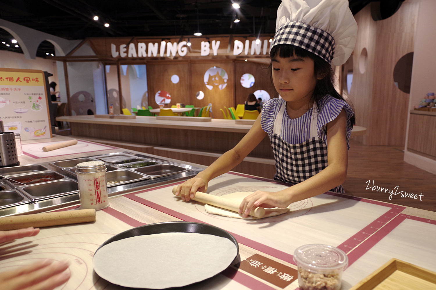 [台中。親子餐廳] 小食課 Little Diner 親子友善廚房～PIZZA、鬆餅、鮮果汁，自己的餐點自己做～注重食育、採用產銷履歷完整新鮮優質食材做美味料理的高質感親子餐廳 (玩劇島旁) @兔兒毛毛姊妹花