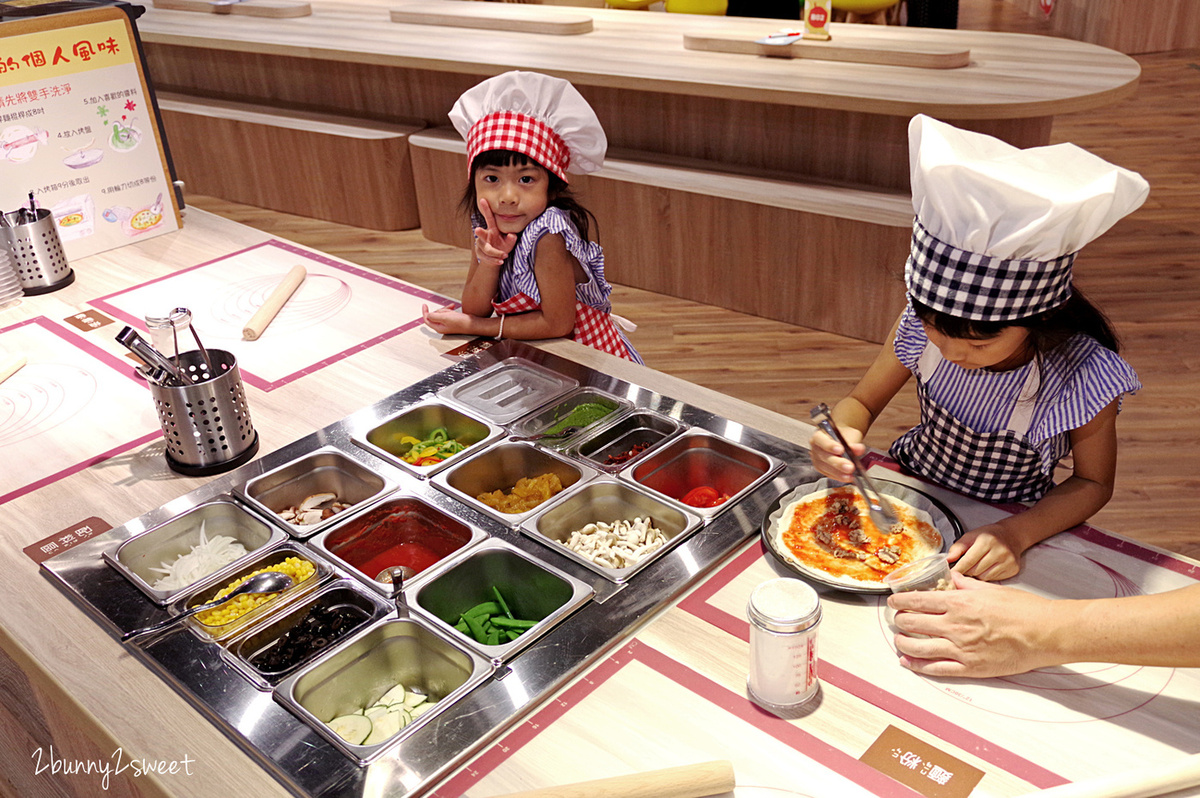 [台中。親子餐廳] 小食課 Little Diner 親子友善廚房～PIZZA、鬆餅、鮮果汁，自己的餐點自己做～注重食育、採用產銷履歷完整新鮮優質食材做美味料理的高質感親子餐廳 (玩劇島旁) @兔兒毛毛姊妹花
