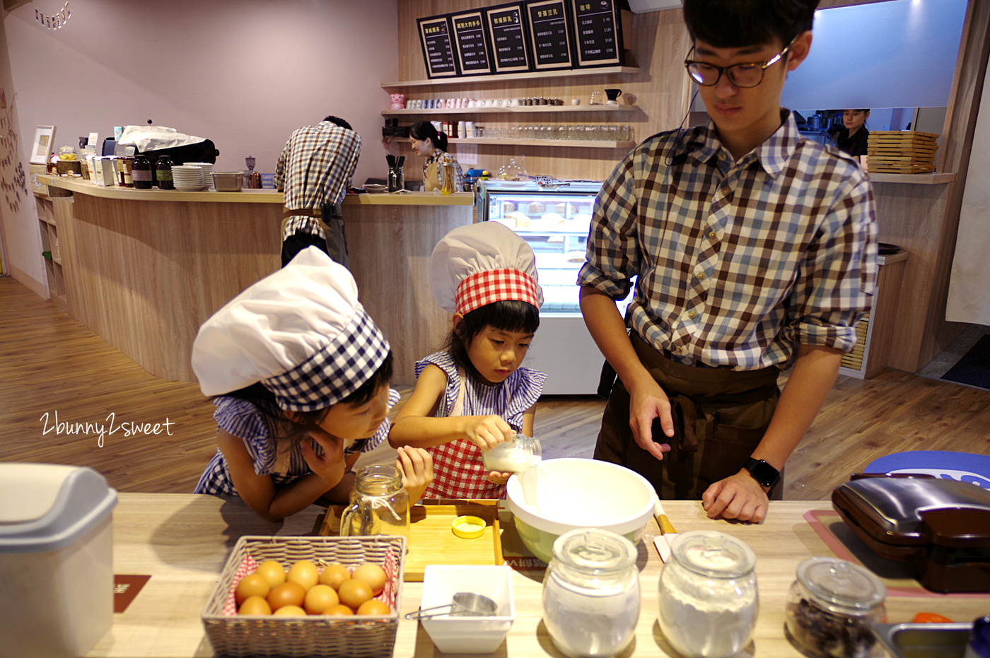 [台中。親子餐廳] 小食課 Little Diner 親子友善廚房～PIZZA、鬆餅、鮮果汁，自己的餐點自己做～注重食育、採用產銷履歷完整新鮮優質食材做美味料理的高質感親子餐廳 (玩劇島旁) @兔兒毛毛姊妹花