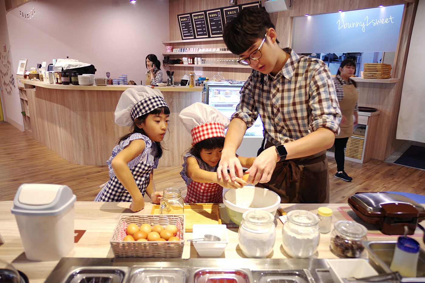 [台中。親子餐廳] 小食課 Little Diner 親子友善廚房～PIZZA、鬆餅、鮮果汁，自己的餐點自己做～注重食育、採用產銷履歷完整新鮮優質食材做美味料理的高質感親子餐廳 (玩劇島旁) @兔兒毛毛姊妹花