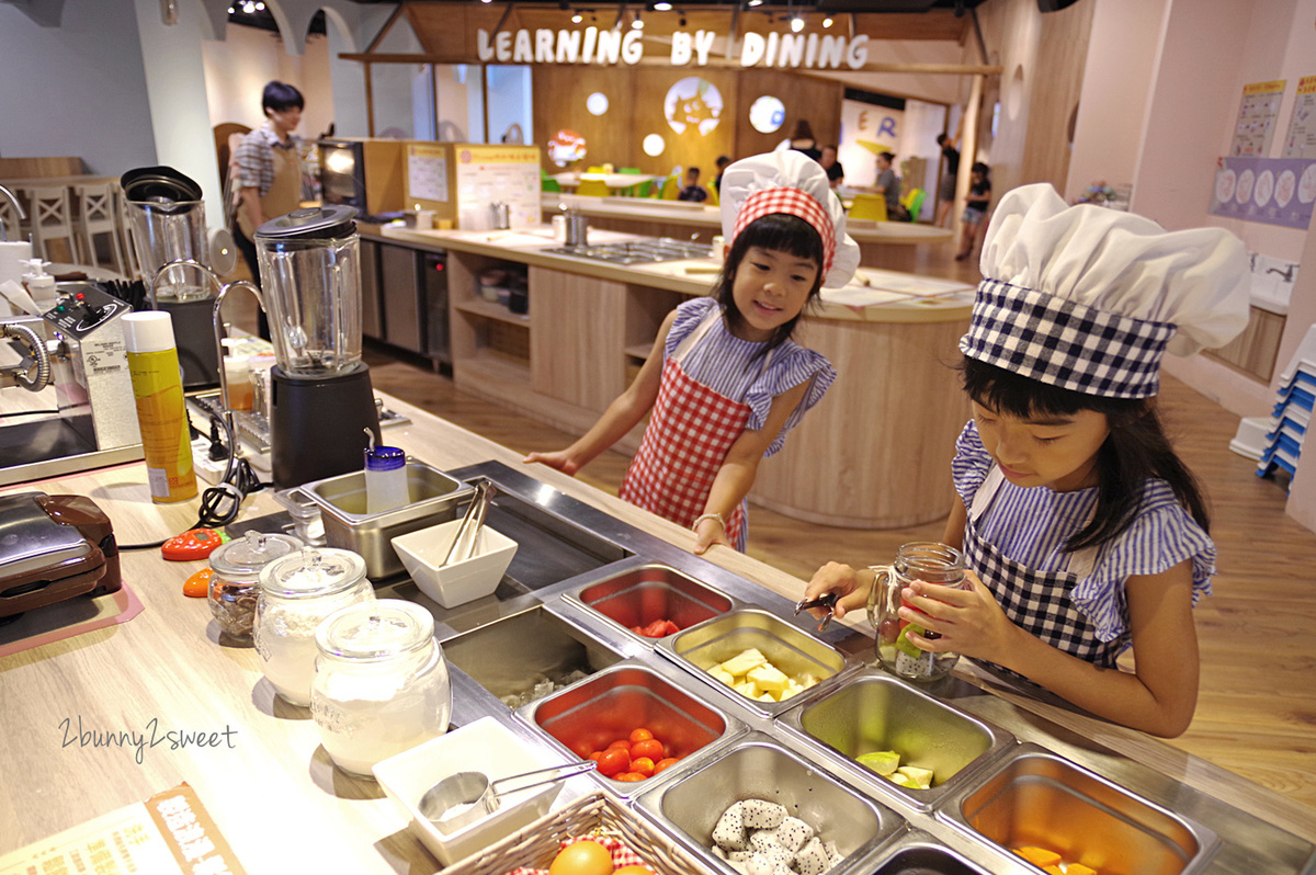 [台中。親子餐廳] 小食課 Little Diner 親子友善廚房～PIZZA、鬆餅、鮮果汁，自己的餐點自己做～注重食育、採用產銷履歷完整新鮮優質食材做美味料理的高質感親子餐廳 (玩劇島旁) @兔兒毛毛姊妹花