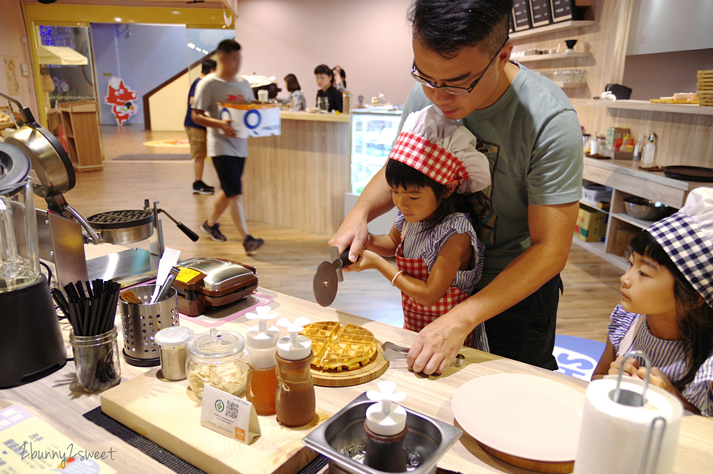 [台中。親子餐廳] 小食課 Little Diner 親子友善廚房～PIZZA、鬆餅、鮮果汁，自己的餐點自己做～注重食育、採用產銷履歷完整新鮮優質食材做美味料理的高質感親子餐廳 (玩劇島旁) @兔兒毛毛姊妹花