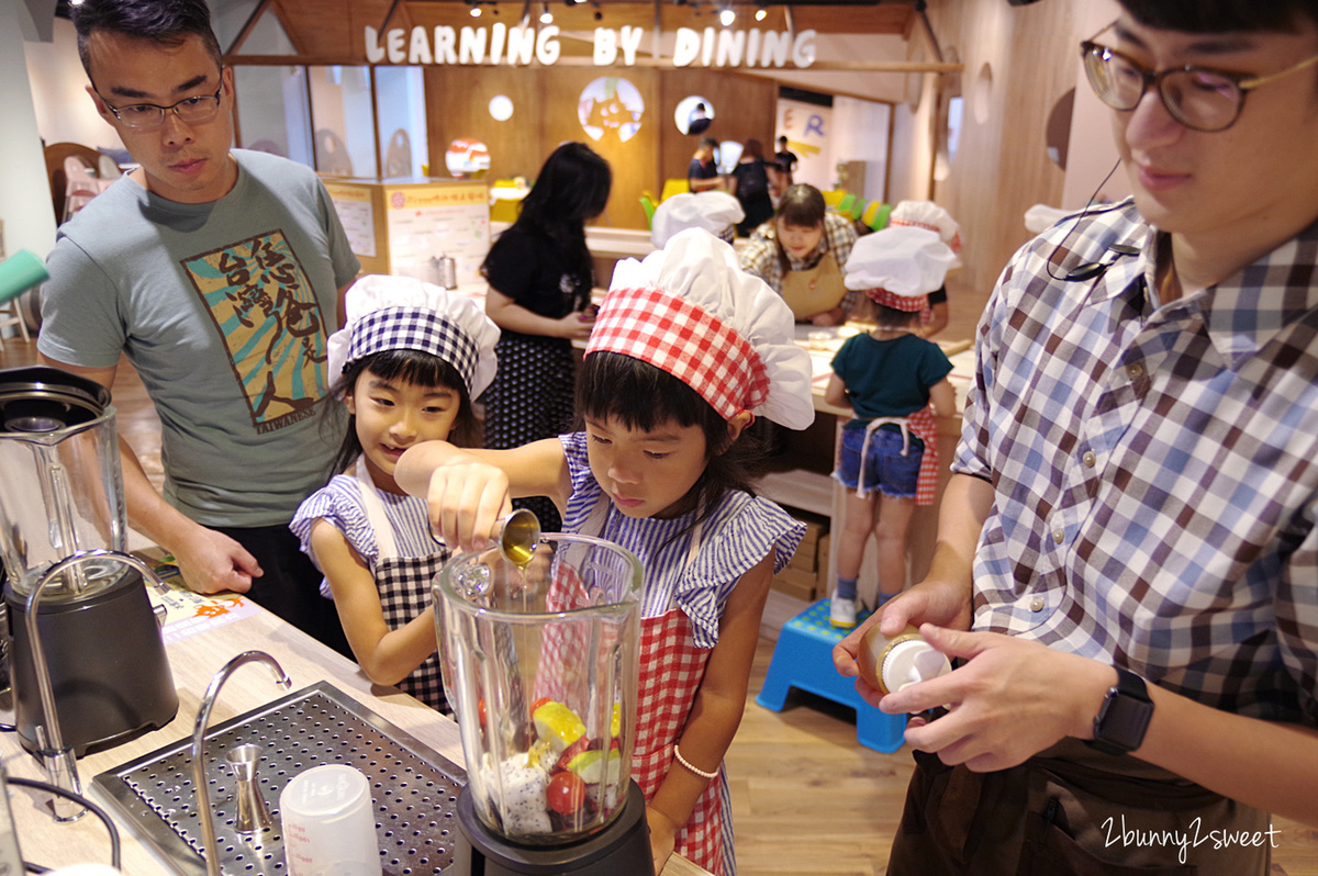 [台中。親子餐廳] 小食課 Little Diner 親子友善廚房～PIZZA、鬆餅、鮮果汁，自己的餐點自己做～注重食育、採用產銷履歷完整新鮮優質食材做美味料理的高質感親子餐廳 (玩劇島旁) @兔兒毛毛姊妹花