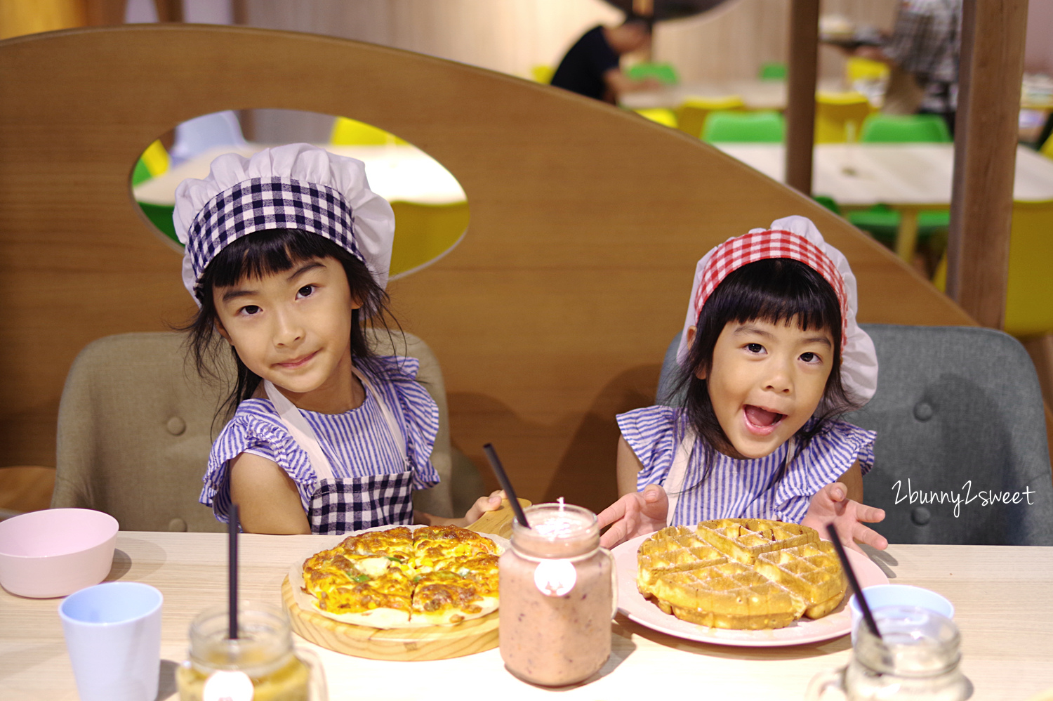 [台中。親子餐廳] 小食課 Little Diner 親子友善廚房～PIZZA、鬆餅、鮮果汁，自己的餐點自己做～注重食育、採用產銷履歷完整新鮮優質食材做美味料理的高質感親子餐廳 (玩劇島旁) @兔兒毛毛姊妹花