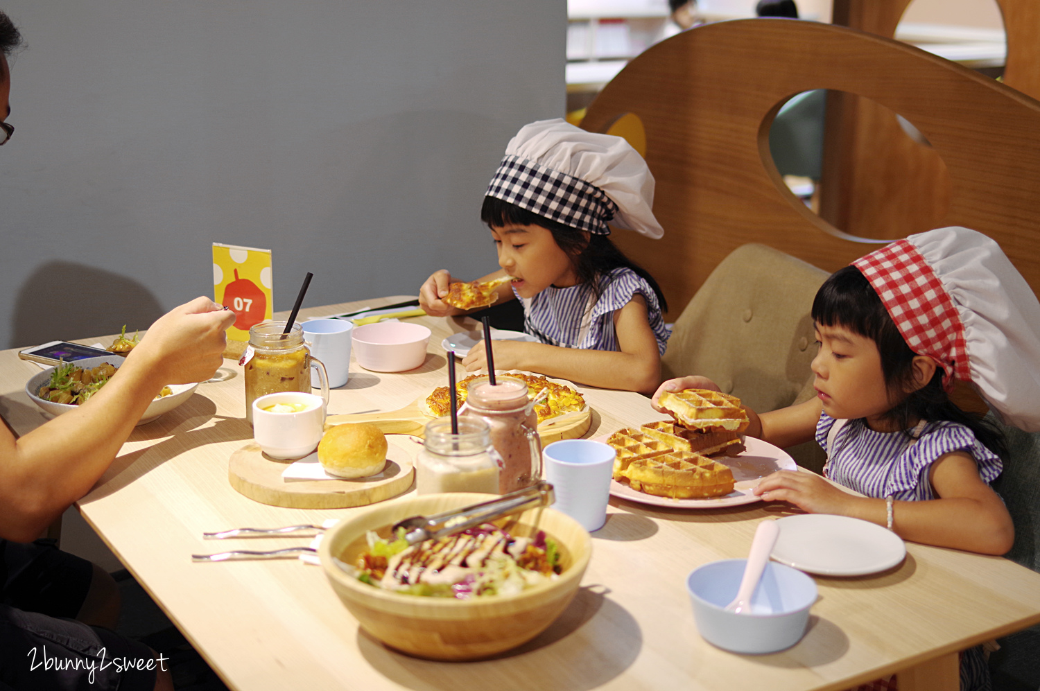[台中。親子餐廳] 小食課 Little Diner 親子友善廚房～PIZZA、鬆餅、鮮果汁，自己的餐點自己做～注重食育、採用產銷履歷完整新鮮優質食材做美味料理的高質感親子餐廳 (玩劇島旁) @兔兒毛毛姊妹花