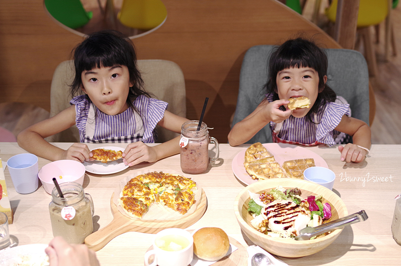 [台中。親子餐廳] 小食課 Little Diner 親子友善廚房～PIZZA、鬆餅、鮮果汁，自己的餐點自己做～注重食育、採用產銷履歷完整新鮮優質食材做美味料理的高質感親子餐廳 (玩劇島旁) @兔兒毛毛姊妹花