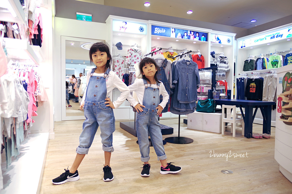[童裝。穿搭] 美國百年童裝品牌 OshKosh B’gosh～經典吊帶褲、吊帶裙、logo 外套和上衣，打造兒童舒適又有型的美式休閒時尚穿搭 @兔兒毛毛姊妹花