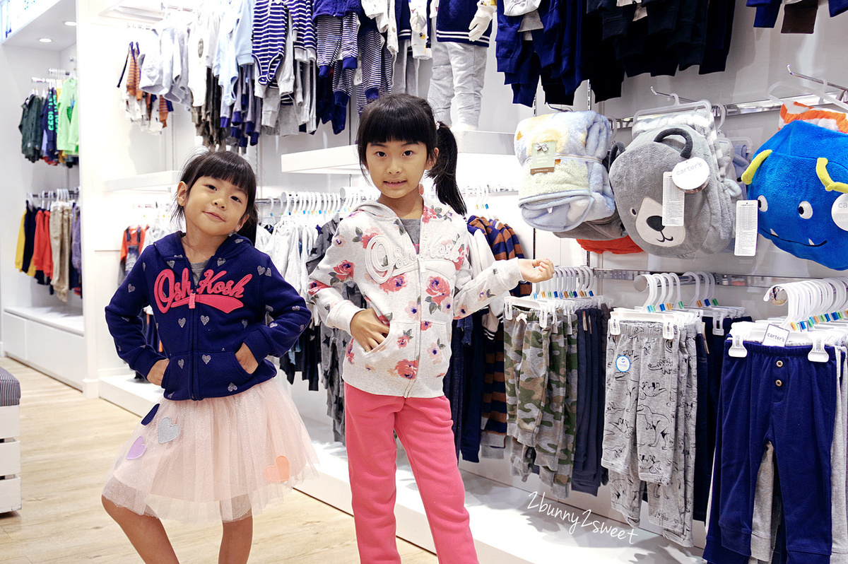 [童裝。穿搭] 美國百年童裝品牌 OshKosh B’gosh～經典吊帶褲、吊帶裙、logo 外套和上衣，打造兒童舒適又有型的美式休閒時尚穿搭 @兔兒毛毛姊妹花