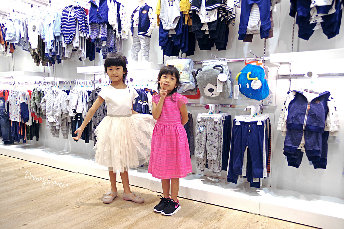 [童裝。穿搭] 美國百年童裝品牌 OshKosh B’gosh～經典吊帶褲、吊帶裙、logo 外套和上衣，打造兒童舒適又有型的美式休閒時尚穿搭 @兔兒毛毛姊妹花
