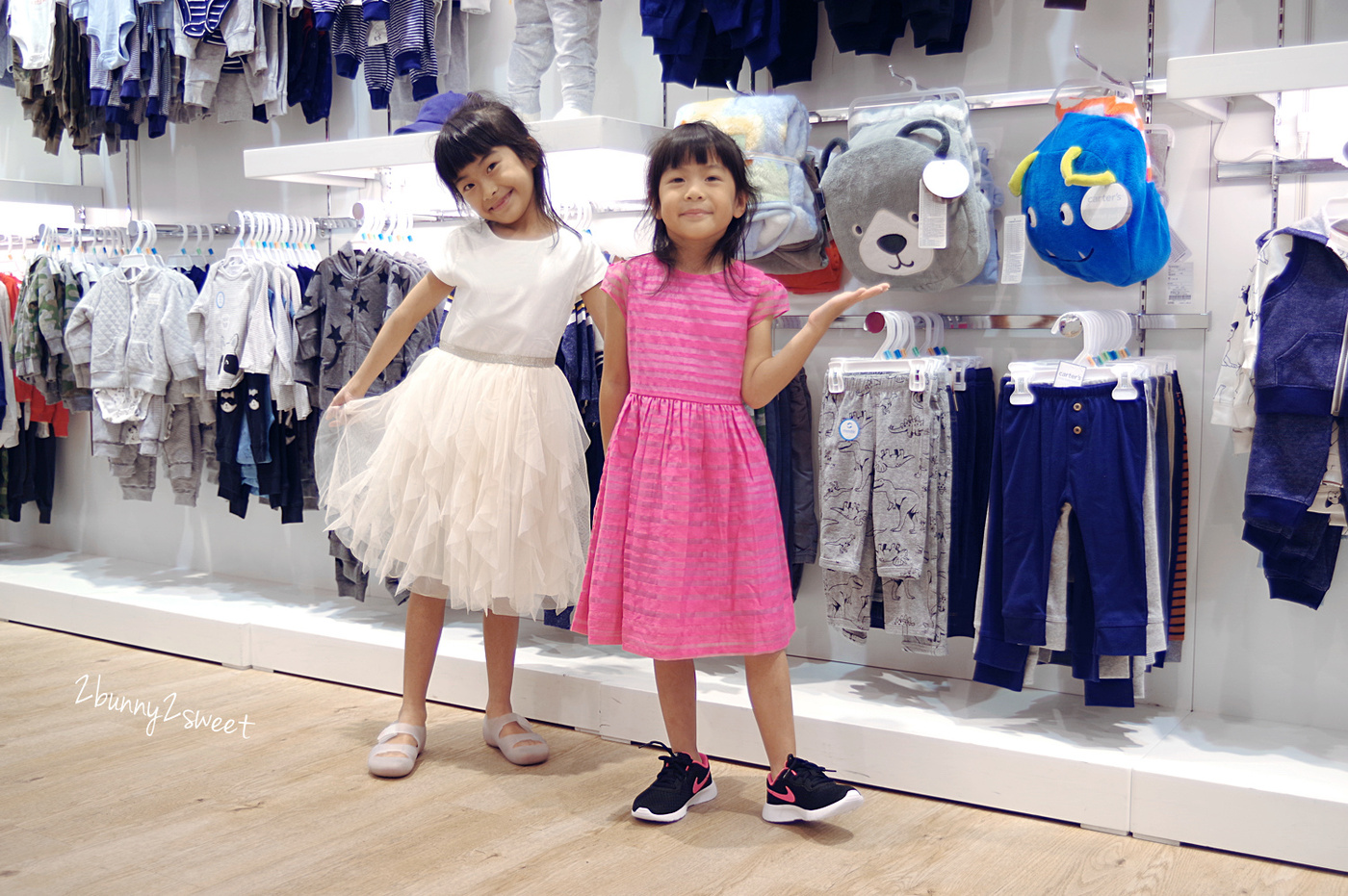 [童裝。穿搭] 美國百年童裝品牌 OshKosh B’gosh～經典吊帶褲、吊帶裙、logo 外套和上衣，打造兒童舒適又有型的美式休閒時尚穿搭 @兔兒毛毛姊妹花