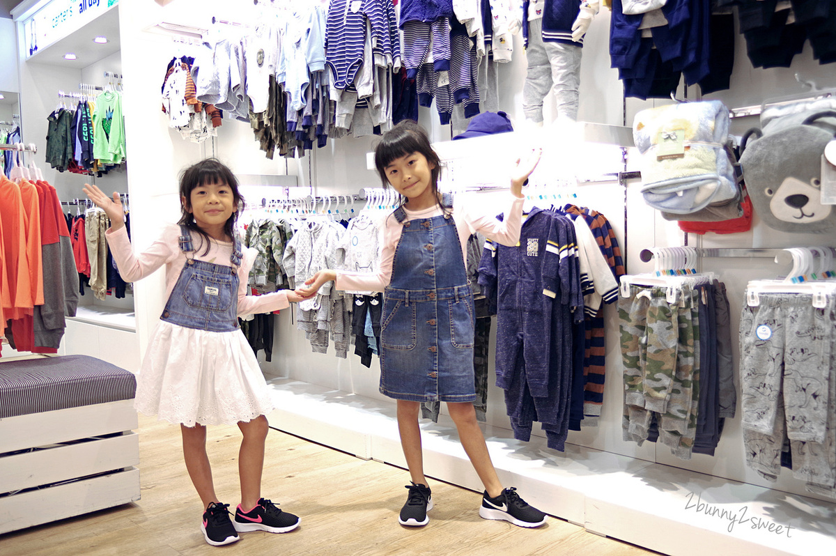 [童裝。穿搭] 美國百年童裝品牌 OshKosh B’gosh～經典吊帶褲、吊帶裙、logo 外套和上衣，打造兒童舒適又有型的美式休閒時尚穿搭 @兔兒毛毛姊妹花