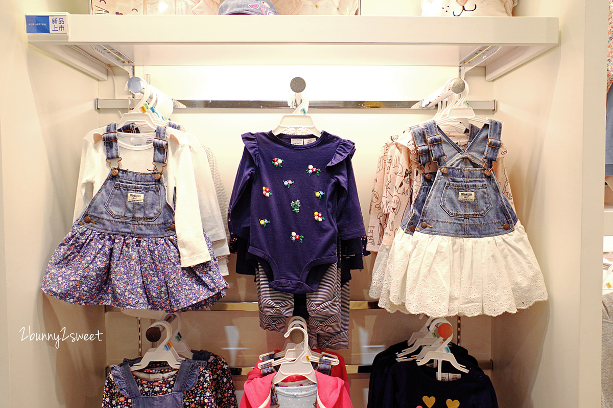 [童裝。穿搭] 美國百年童裝品牌 OshKosh B’gosh～經典吊帶褲、吊帶裙、logo 外套和上衣，打造兒童舒適又有型的美式休閒時尚穿搭 @兔兒毛毛姊妹花