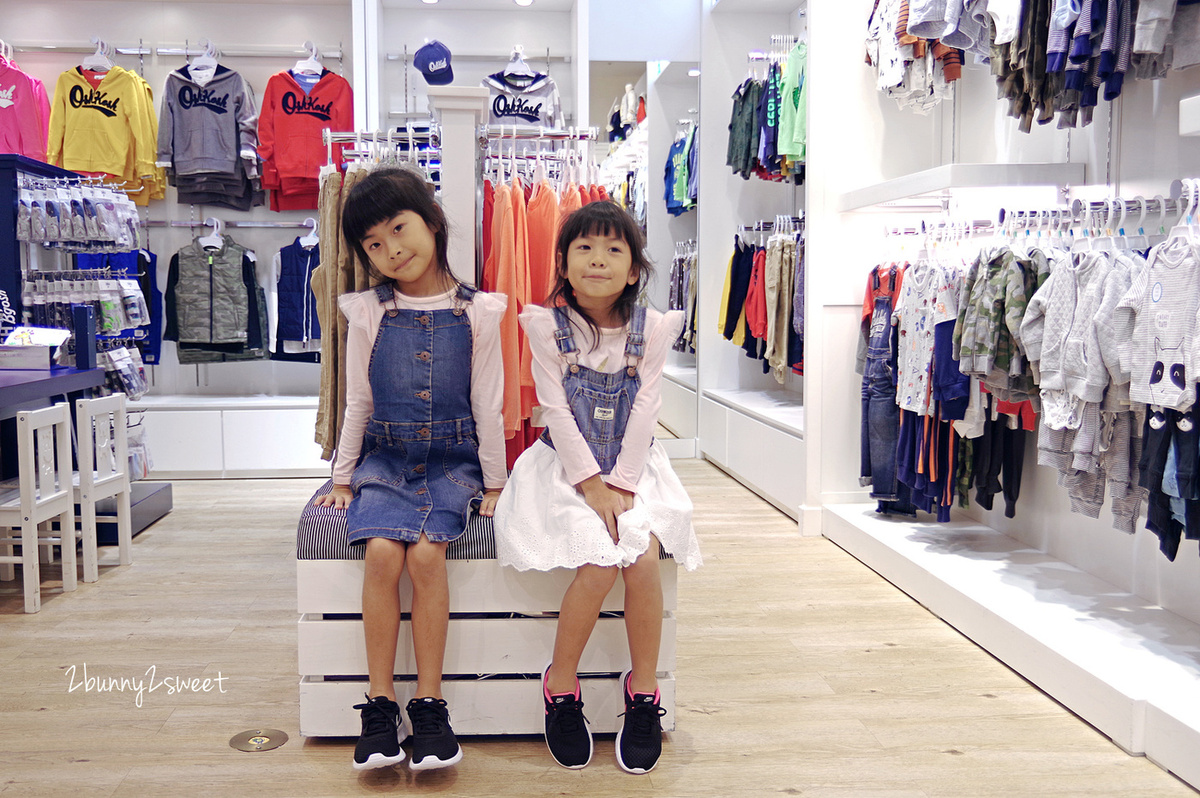 [童裝。穿搭] 美國百年童裝品牌 OshKosh B’gosh～經典吊帶褲、吊帶裙、logo 外套和上衣，打造兒童舒適又有型的美式休閒時尚穿搭 @兔兒毛毛姊妹花