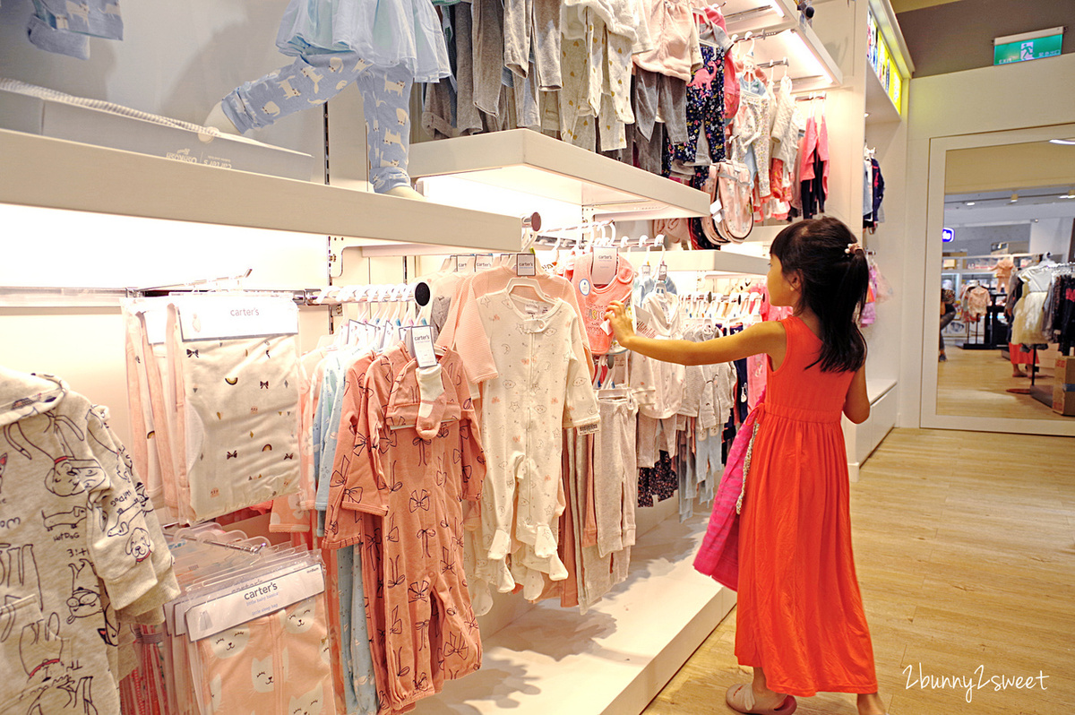 [童裝。穿搭] 美國百年童裝品牌 OshKosh B’gosh～經典吊帶褲、吊帶裙、logo 外套和上衣，打造兒童舒適又有型的美式休閒時尚穿搭 @兔兒毛毛姊妹花