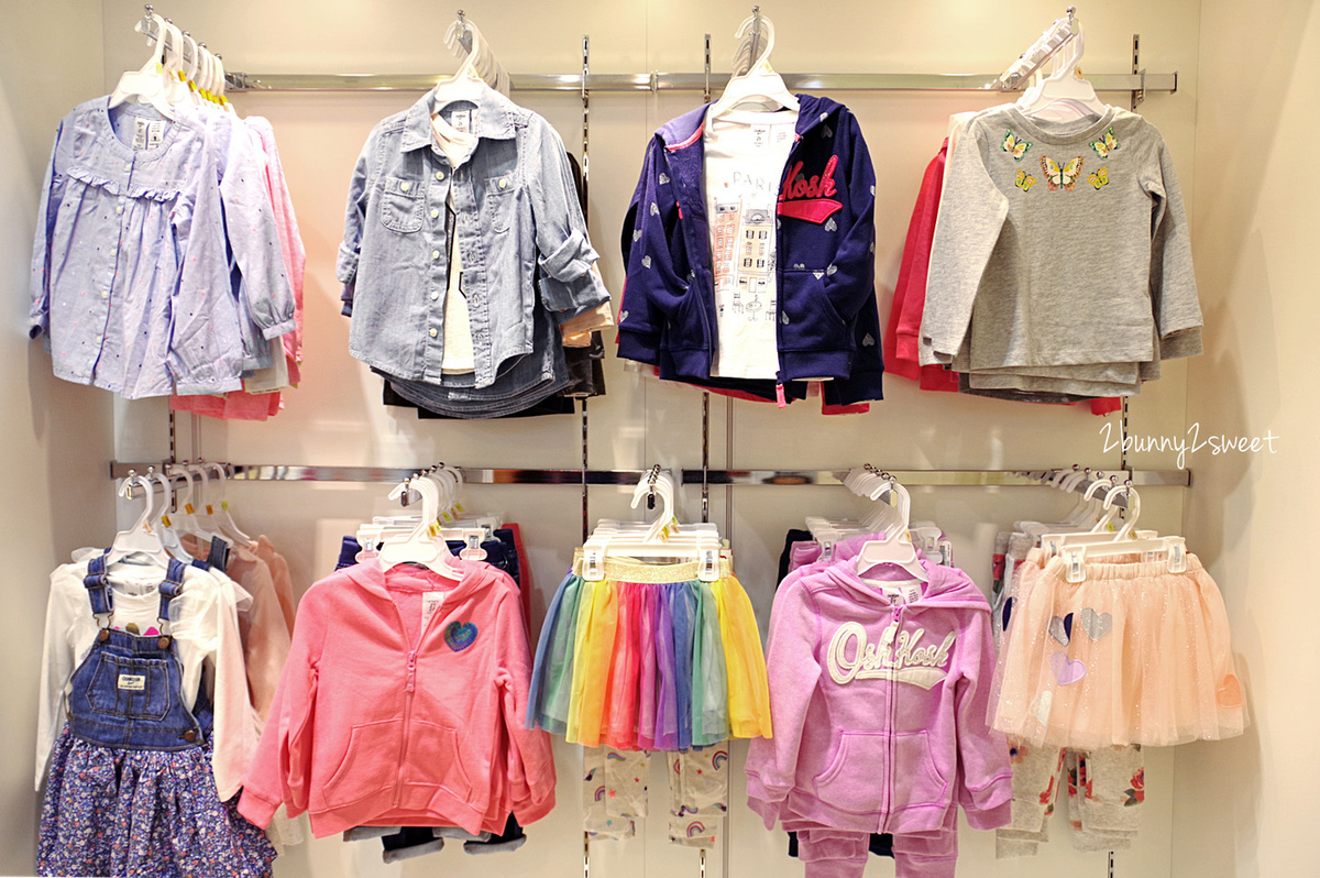 [童裝。穿搭] 美國百年童裝品牌 OshKosh B’gosh～經典吊帶褲、吊帶裙、logo 外套和上衣，打造兒童舒適又有型的美式休閒時尚穿搭 @兔兒毛毛姊妹花