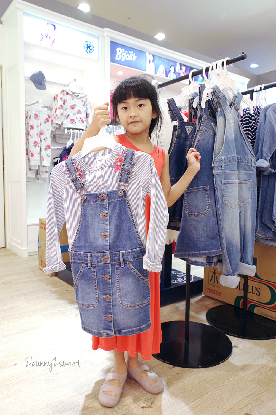 [童裝。穿搭] 美國百年童裝品牌 OshKosh B’gosh～經典吊帶褲、吊帶裙、logo 外套和上衣，打造兒童舒適又有型的美式休閒時尚穿搭 @兔兒毛毛姊妹花