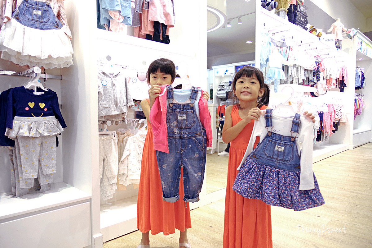 [童裝。穿搭] 美國百年童裝品牌 OshKosh B’gosh～經典吊帶褲、吊帶裙、logo 外套和上衣，打造兒童舒適又有型的美式休閒時尚穿搭 @兔兒毛毛姊妹花