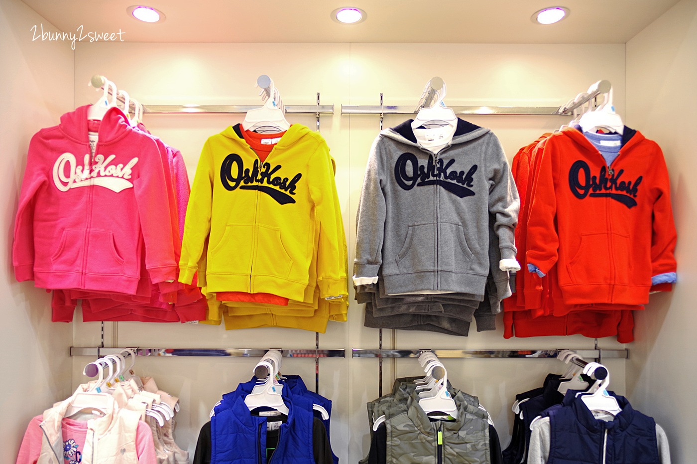 [童裝。穿搭] 美國百年童裝品牌 OshKosh B’gosh～經典吊帶褲、吊帶裙、logo 外套和上衣，打造兒童舒適又有型的美式休閒時尚穿搭 @兔兒毛毛姊妹花