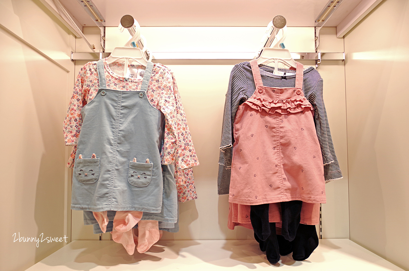 [童裝。穿搭] 美國百年童裝品牌 OshKosh B’gosh～經典吊帶褲、吊帶裙、logo 外套和上衣，打造兒童舒適又有型的美式休閒時尚穿搭 @兔兒毛毛姊妹花