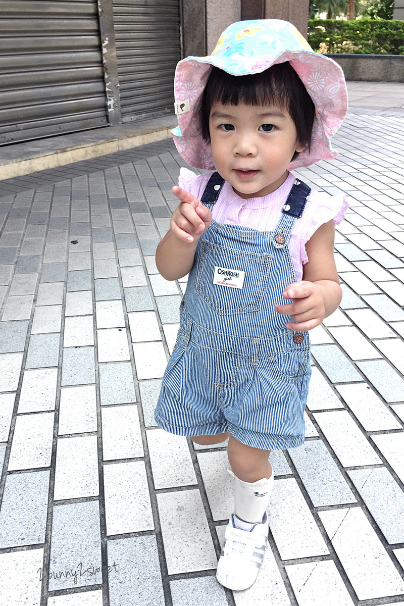 [童裝。穿搭] 美國百年童裝品牌 OshKosh B’gosh～經典吊帶褲、吊帶裙、logo 外套和上衣，打造兒童舒適又有型的美式休閒時尚穿搭 @兔兒毛毛姊妹花