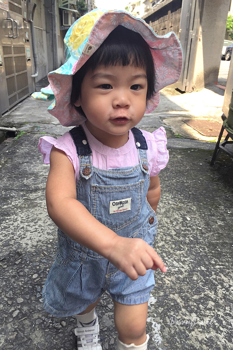 [童裝。穿搭] 美國百年童裝品牌 OshKosh B’gosh～經典吊帶褲、吊帶裙、logo 外套和上衣，打造兒童舒適又有型的美式休閒時尚穿搭 @兔兒毛毛姊妹花