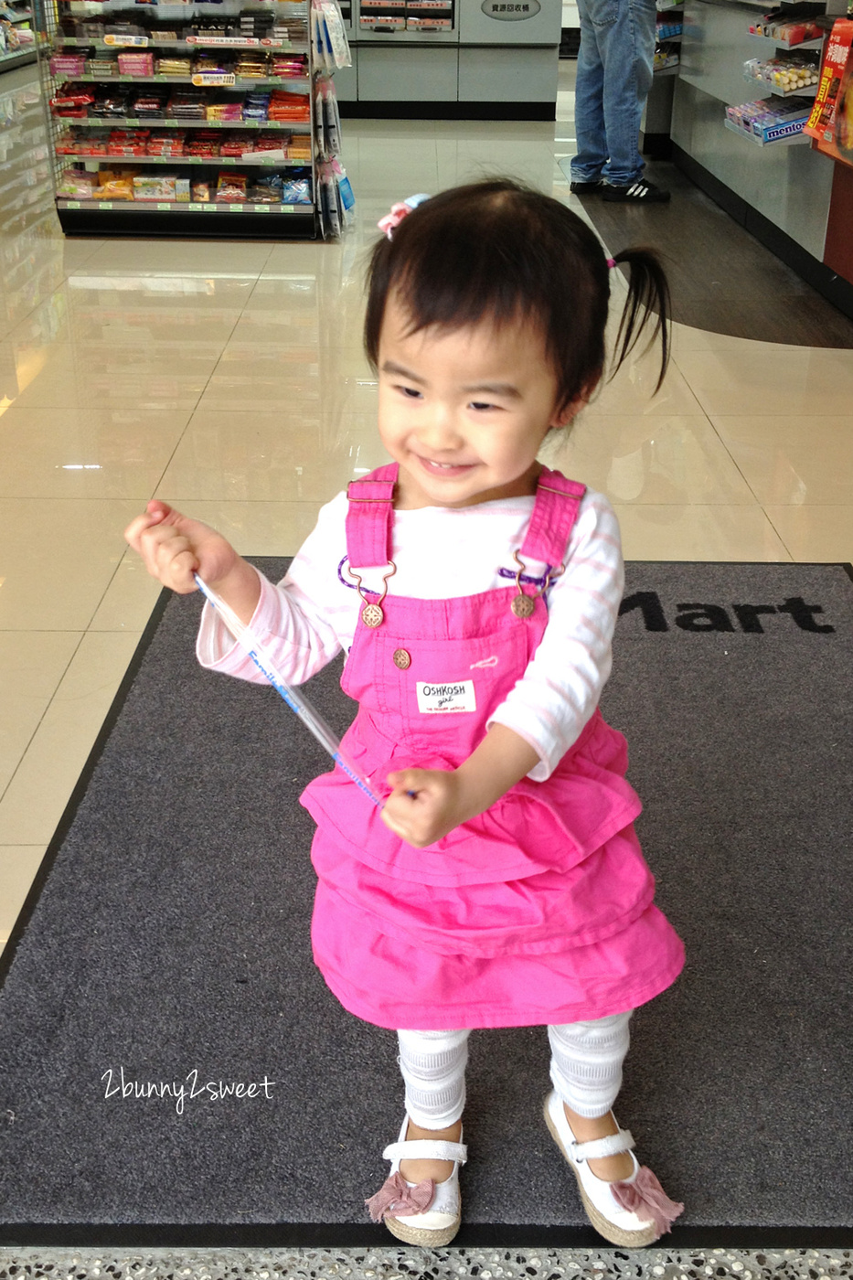 [童裝。穿搭] 美國百年童裝品牌 OshKosh B’gosh～經典吊帶褲、吊帶裙、logo 外套和上衣，打造兒童舒適又有型的美式休閒時尚穿搭 @兔兒毛毛姊妹花
