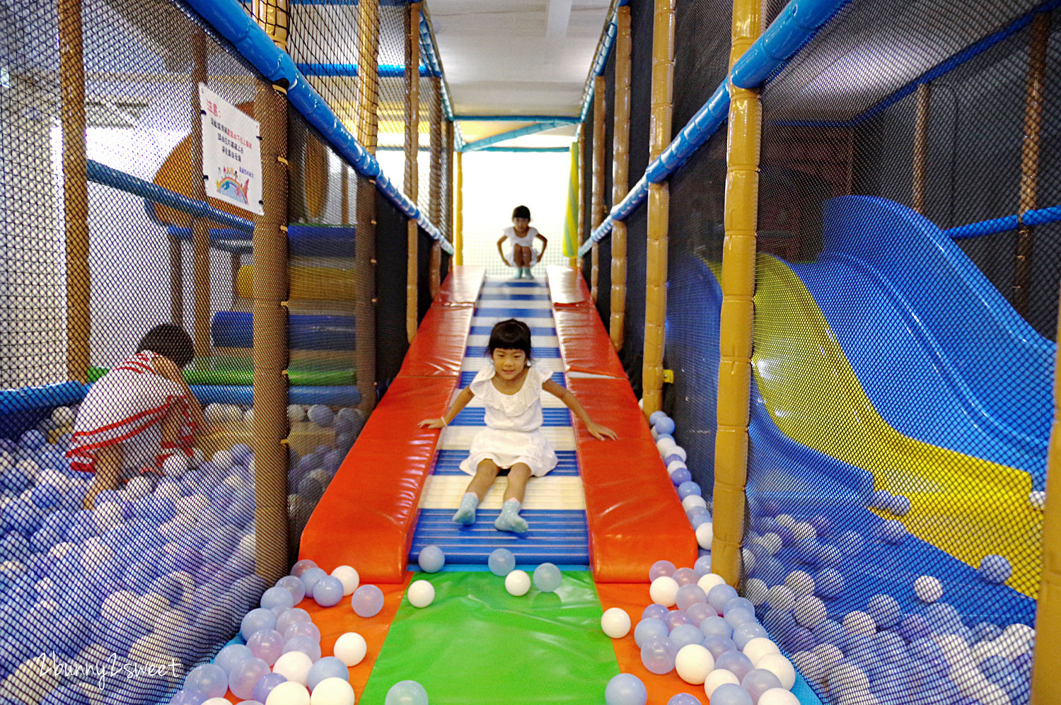 [台南。親子餐廳] 童樂島親子餐廳 府城店~溜滑梯球池、大沙坑、積木、軌道車、家家酒…只要用餐就可以免費不限時暢玩二三樓獨立遊戲區｜室內樂園｜室內景點｜雨天景點 @兔兒毛毛姊妹花