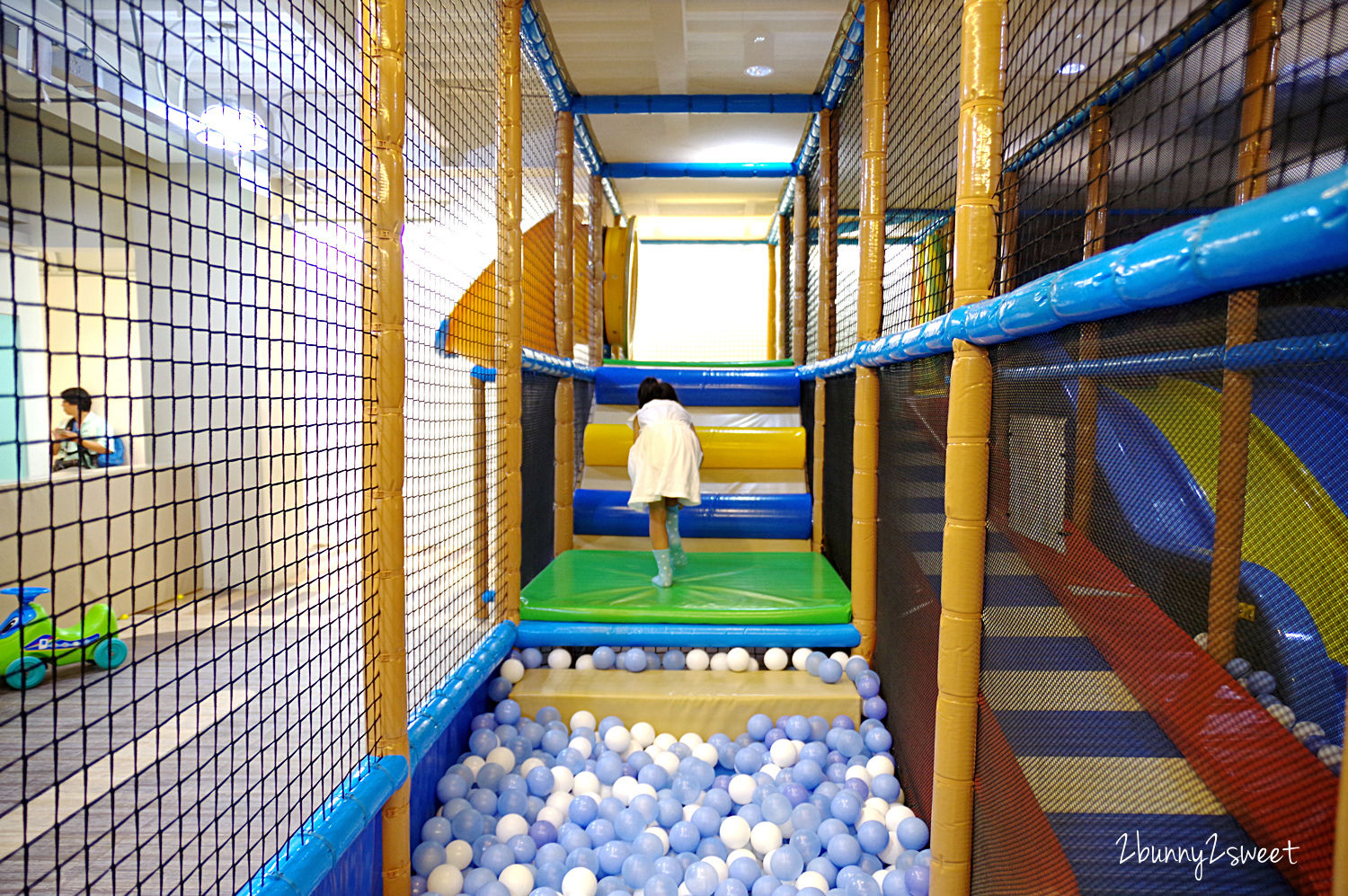 [台南。親子餐廳] 童樂島親子餐廳 府城店~溜滑梯球池、大沙坑、積木、軌道車、家家酒…只要用餐就可以免費不限時暢玩二三樓獨立遊戲區｜室內樂園｜室內景點｜雨天景點 @兔兒毛毛姊妹花
