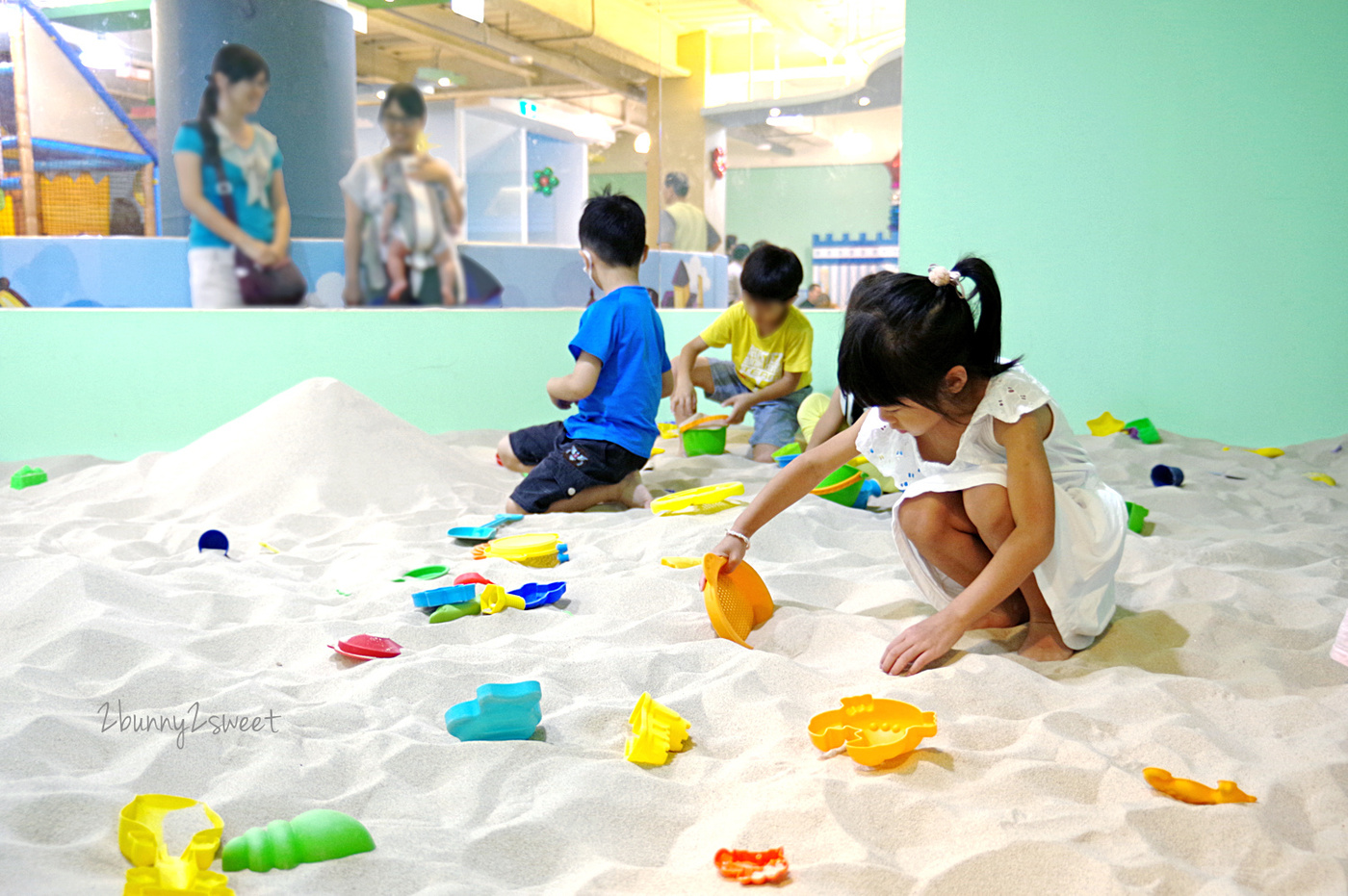 [台南。親子餐廳] 童樂島親子餐廳 府城店~溜滑梯球池、大沙坑、積木、軌道車、家家酒…只要用餐就可以免費不限時暢玩二三樓獨立遊戲區｜室內樂園｜室內景點｜雨天景點 @兔兒毛毛姊妹花