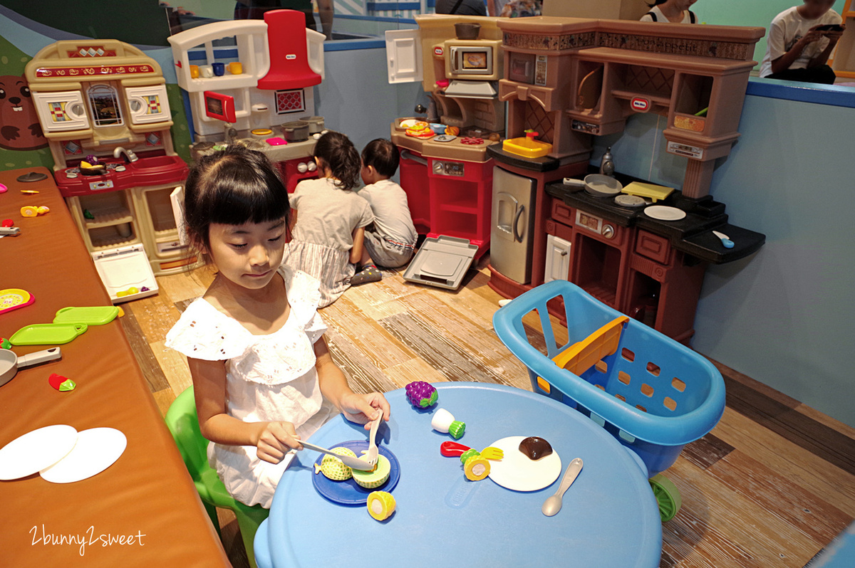 [台南。親子餐廳] 童樂島親子餐廳 府城店~溜滑梯球池、大沙坑、積木、軌道車、家家酒…只要用餐就可以免費不限時暢玩二三樓獨立遊戲區｜室內樂園｜室內景點｜雨天景點 @兔兒毛毛姊妹花